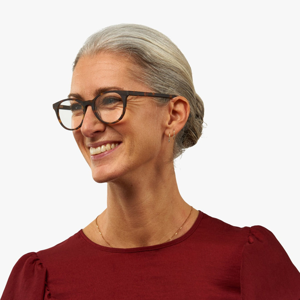 womens orebro dark turtle reading glasses - www.luxreaderssweden.com