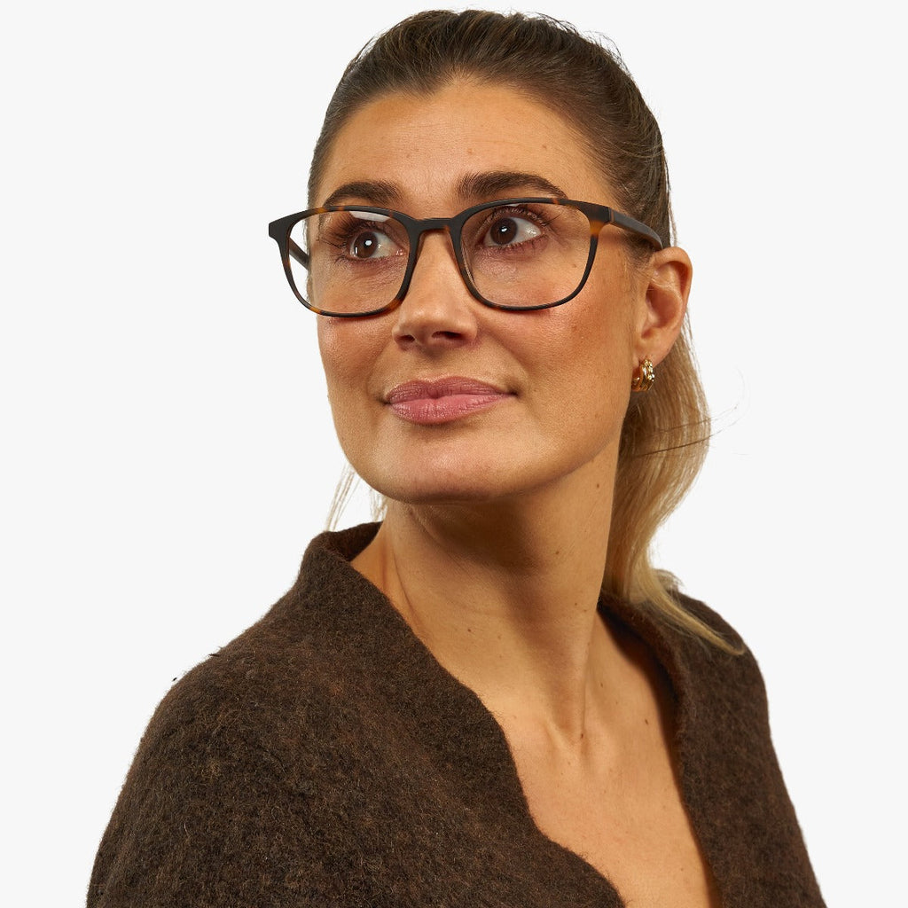 ebeltoft dark turtle reading glasses - www.luxreaderssweden.com